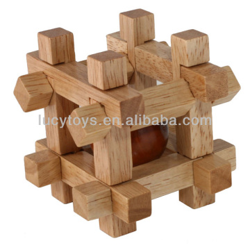 Bola de madera en cubo rompecabezas